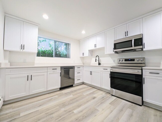 Building Photo - Beautiful, remodeled 1 bedroom apartment in the heart of sugarhouse.