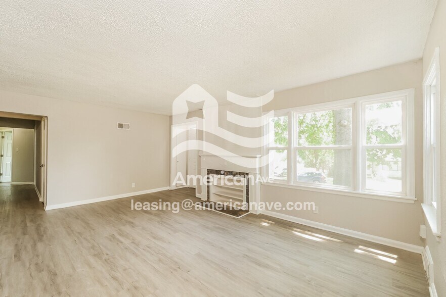 Building Photo - 904 E 84th Terrace