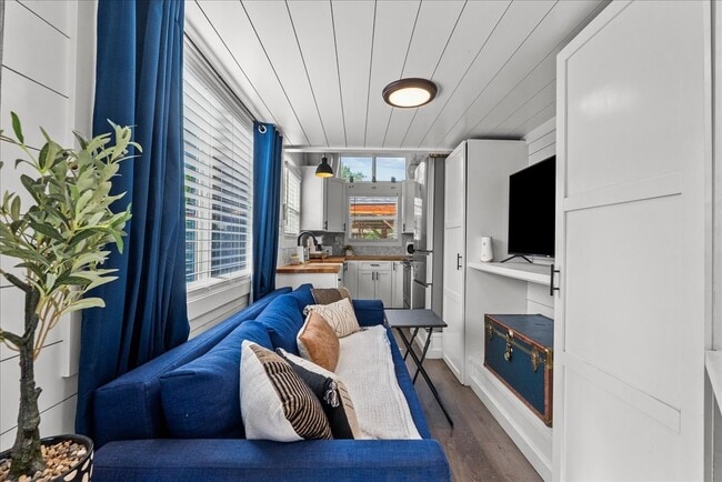 Building Photo - 4734 Oleander St