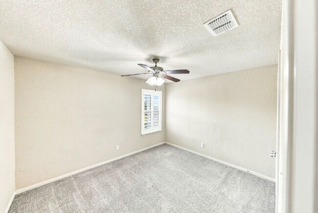 Building Photo - VIEWS VIEWS VIEWS! Ask about our rent incentives and Book your self guided tour today!