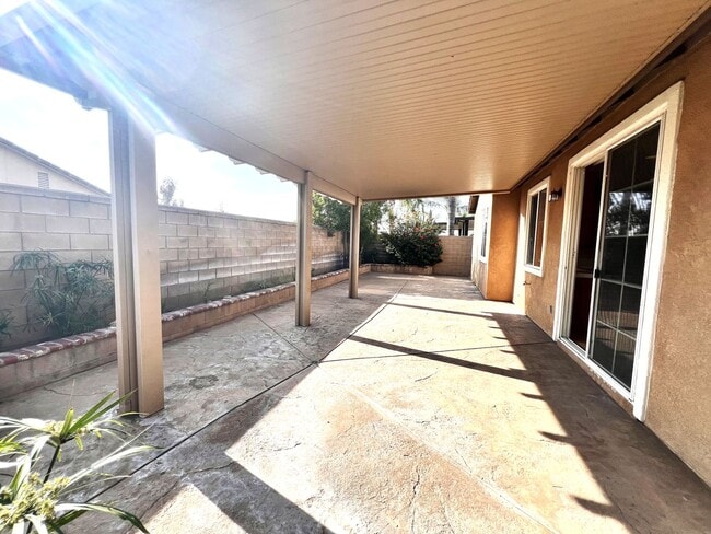 Building Photo - Beautiful 4 Bedroom, 3 Baths Single Family Home In North Fontana for Lease