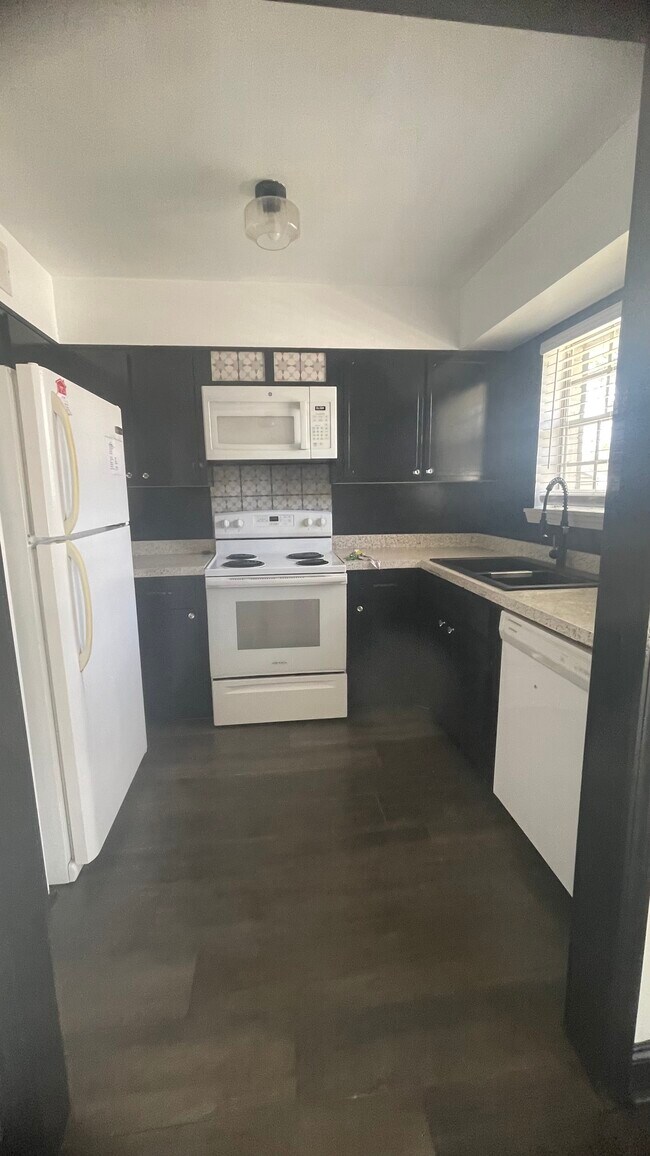 Building Photo - 5025 Wayneland Dr