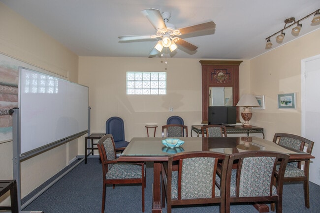 Building Photo - 2728 Garden Dr N