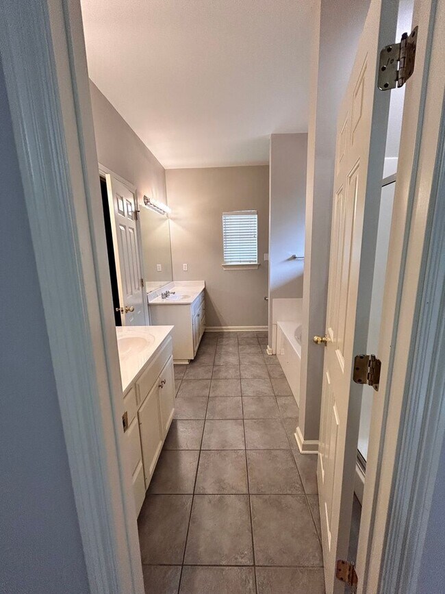 Building Photo - GREAT 3BR HOME IN LSU AREA!