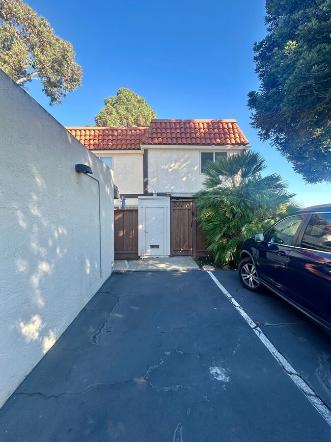 Building Photo - Marina Gardens Townhouse!  End unit, excel...
