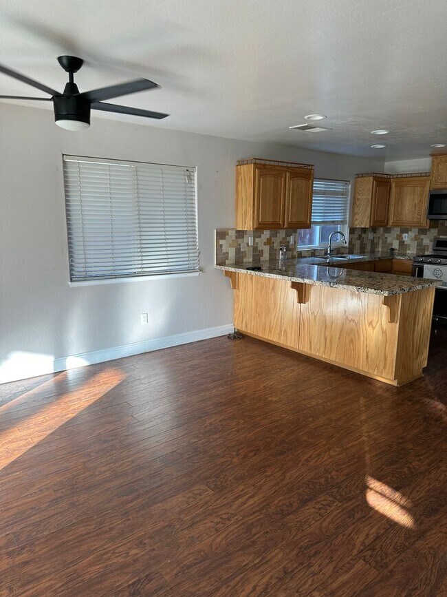 Building Photo - Two story home in Bakersfield