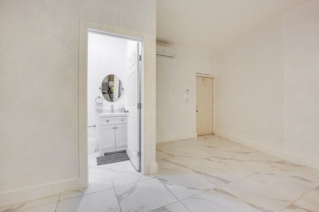 Building Photo - 2601 NW 15th Ct