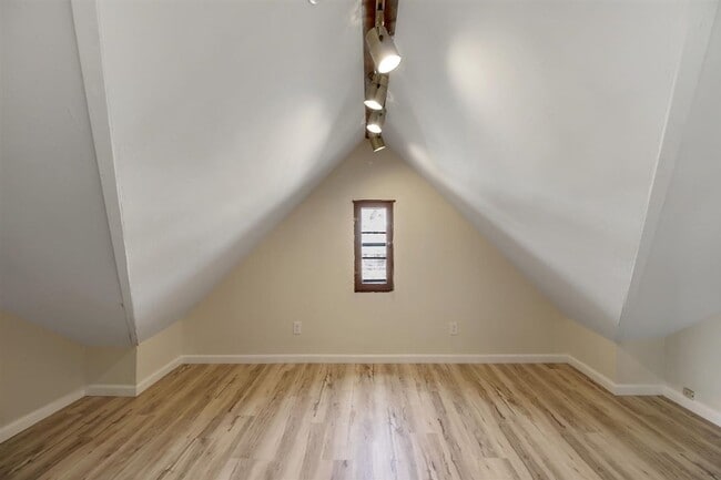 Building Photo - 5 bed, 3 bath updated home on Campus -  AVAILABLE AUGUST 2026
