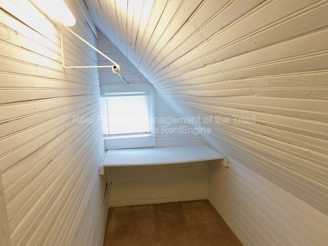 Building Photo - 810 Brent St SW