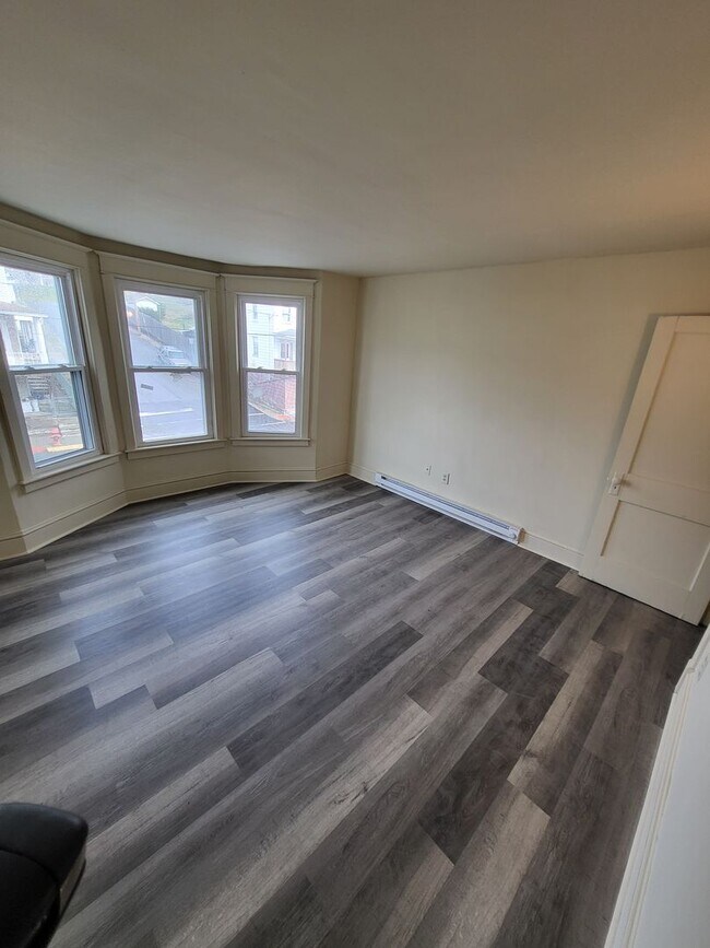 Building Photo - 3 Bedroom / 1 Bathroom in Tamaqua !