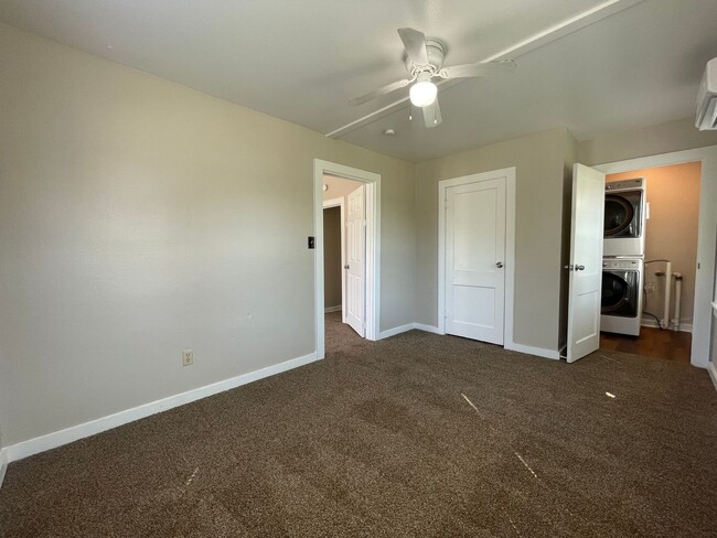 Building Photo - AVAILABLE NOW - 1 BEDROOM 1 BATH GARAGE AP...