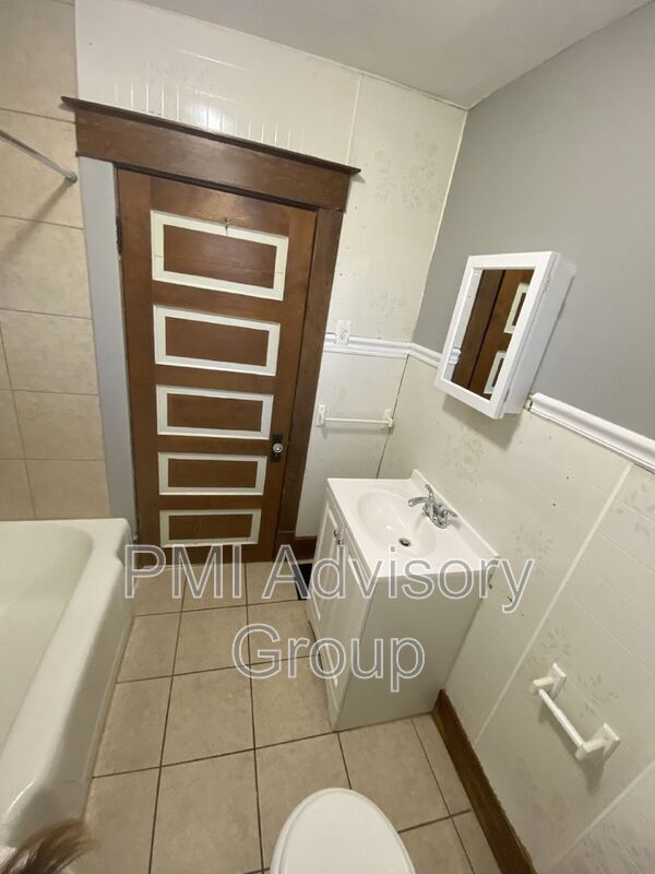 Building Photo - 710 SW Jewell Ave