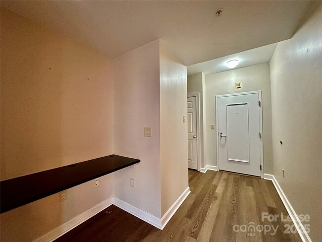 Building Photo - 718 W Trade St