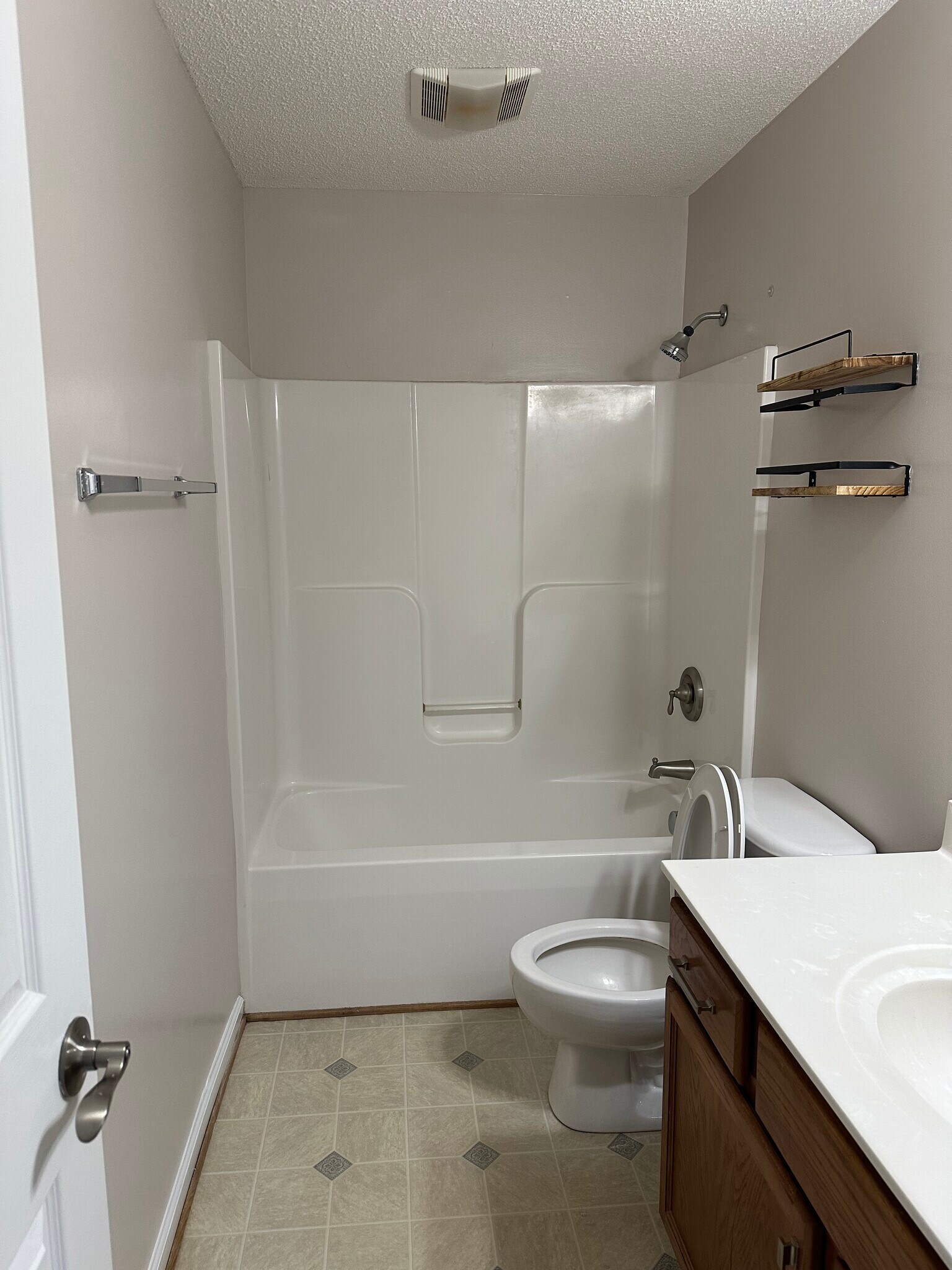 Building Photo - 421 Holly Ln