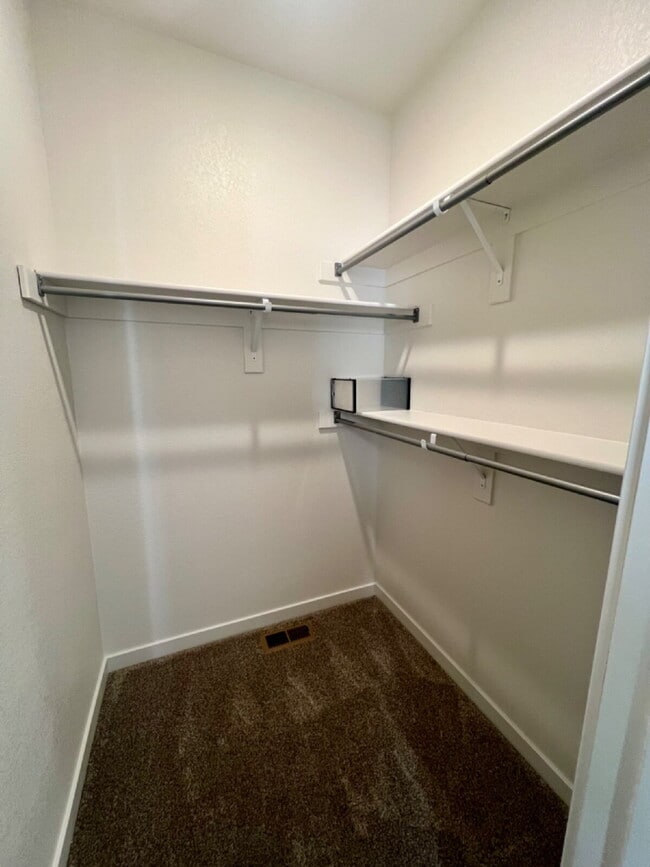 Building Photo - Newer Single Family Home Now Available!