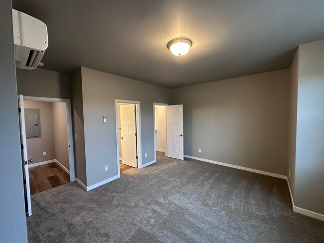 Building Photo - 4 Bedroom / 4 bath New Townhome. Every bedroom is its own Master Suite with your own full bathroo...