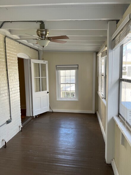 Building Photo - 619 Caroline St