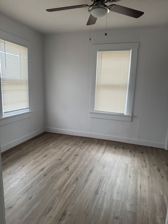 Building Photo - HUD ACCEPTED!! 3bedrooms 1bathroom  walking distance to 6th street shopping and restaurants