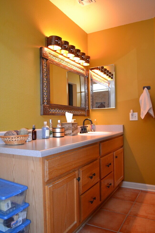 Building Photo - Bright & Spacious 3-Bedroom Tucson Rental with Low-Maintenance Backyard