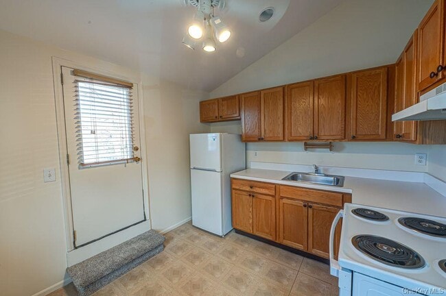 Building Photo - 17 Fairview St