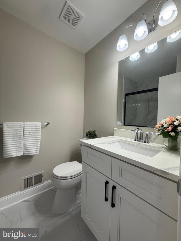 Building Photo - 6 Wosniak Ct