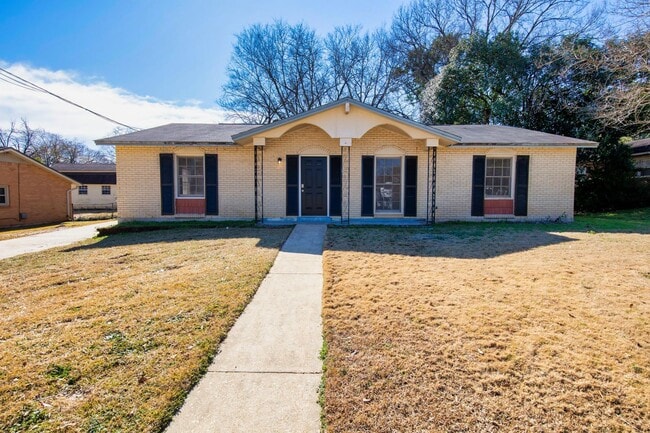 Primary Photo - ** 3 bed 2 bath located in Dalraida ** Cal...
