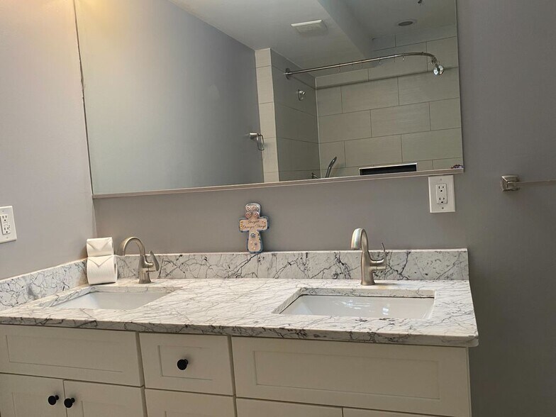 Building Photo - 1213 Noble St