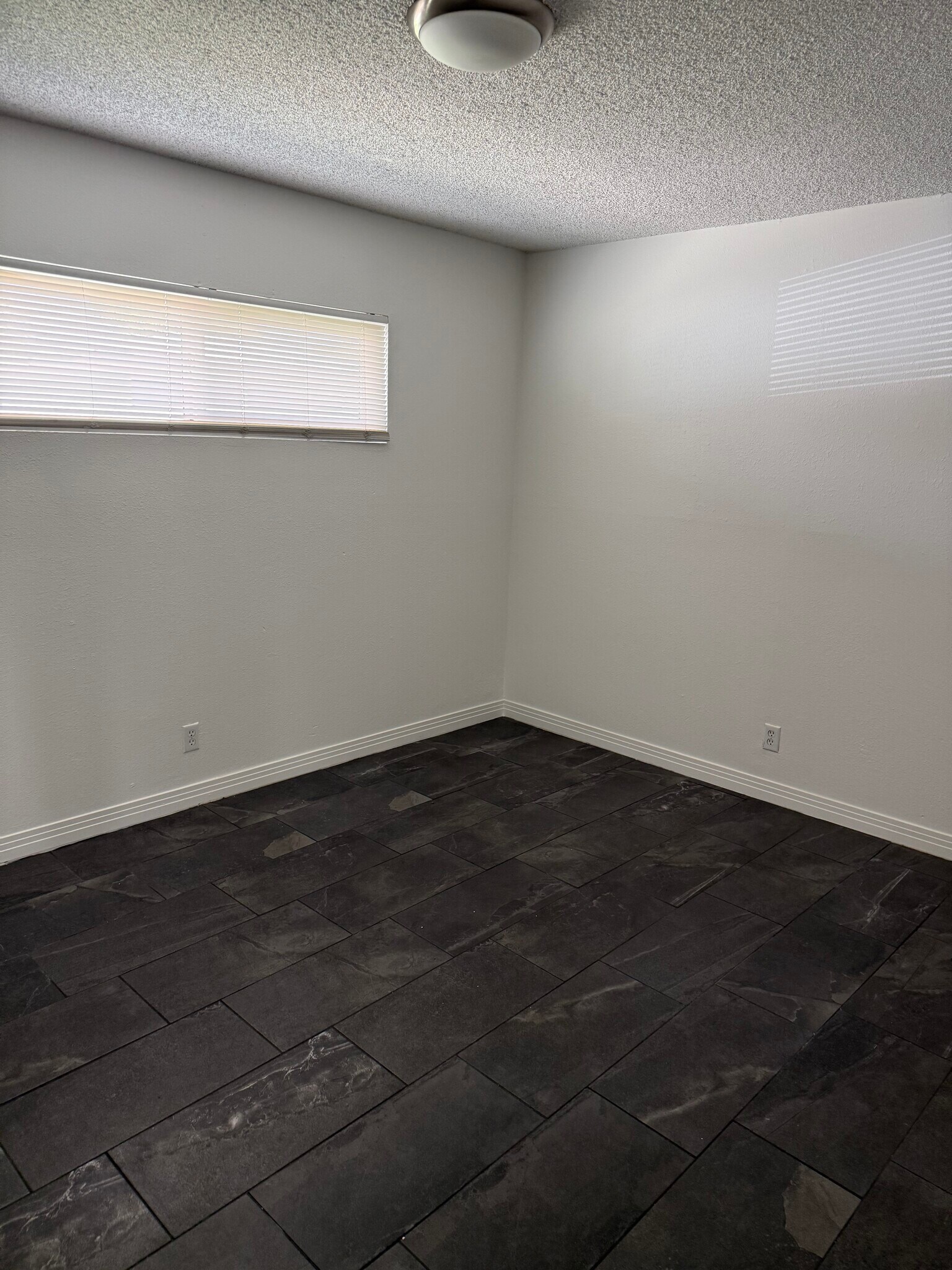 Building Photo - 1167 E Nocta St