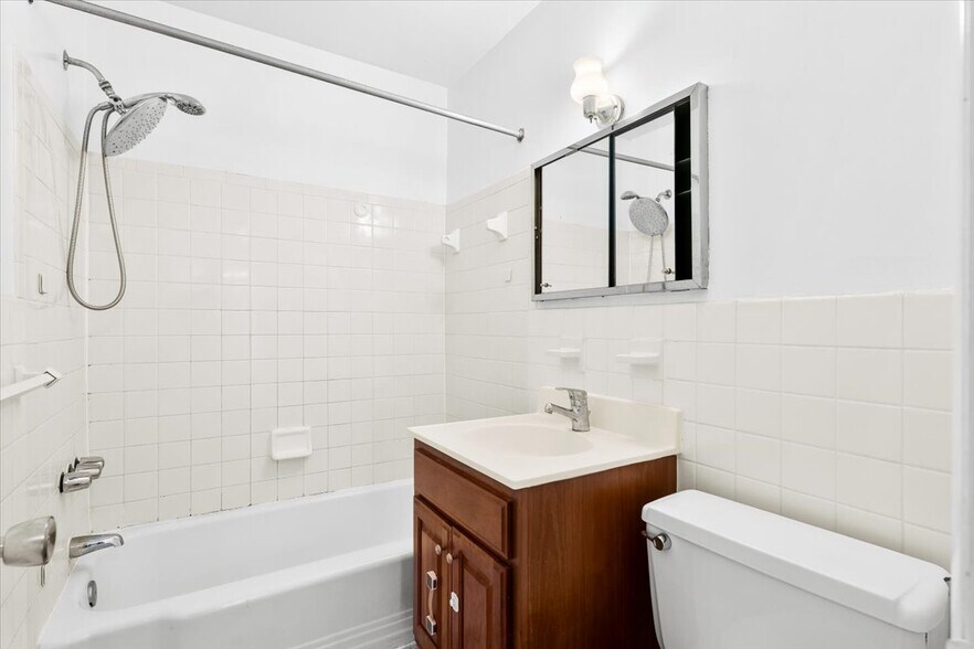 Building Photo - 10631 Weymouth St