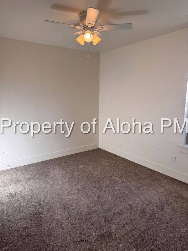 Building Photo - 827 17th Ave S