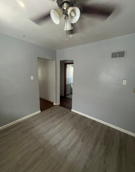 Building Photo - 924 Elias Ave