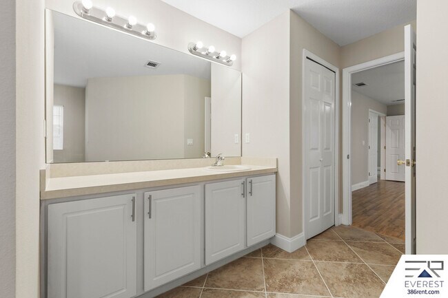 Building Photo - 25 Rainbrook Dr