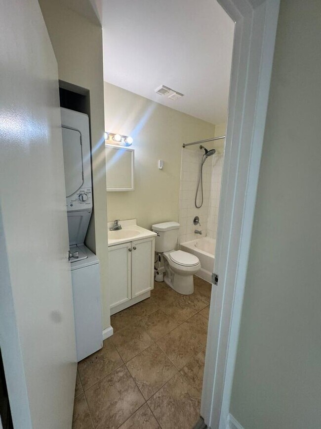 Building Photo - Spacious 1/1 Condo – Great Location!