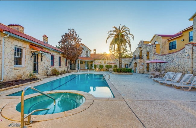 Building Photo - GREAT LOCATION NEAR MEDICAL & USAA | 3 BED...