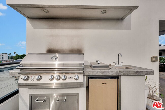 Building Photo - 733 N Gramercy Pl