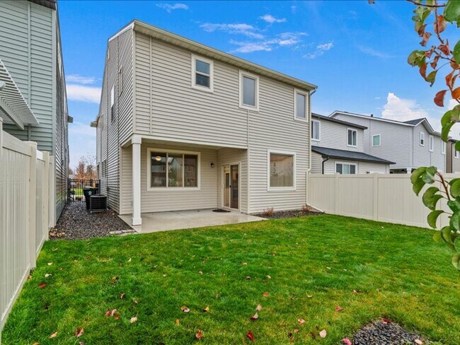 Building Photo - Free September Rent!  Beautiful Newer 4 Bed, 3 Bath located in the heart of Meridian - available ...