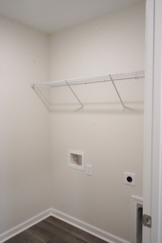 Building Photo - AVAILABLE NOW!