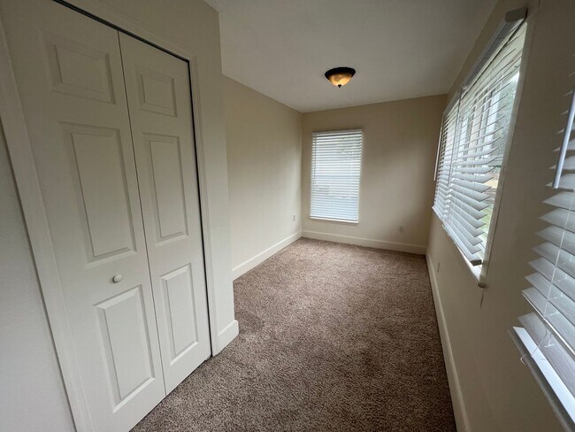 Building Photo - 317 Harwood St