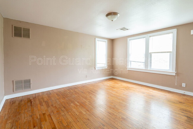 Building Photo - 302 S Poplar St