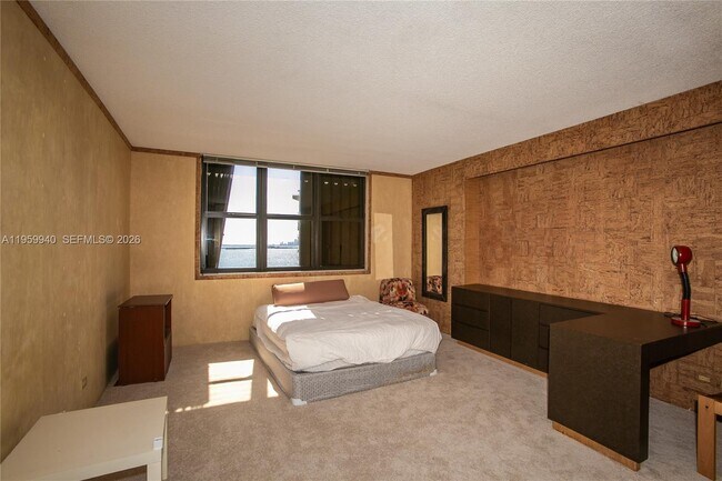 Building Photo - 1800 NE 114th St