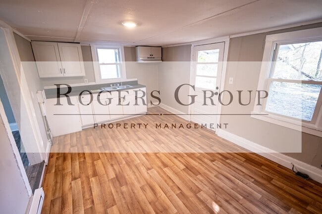 Building Photo - 718 John St