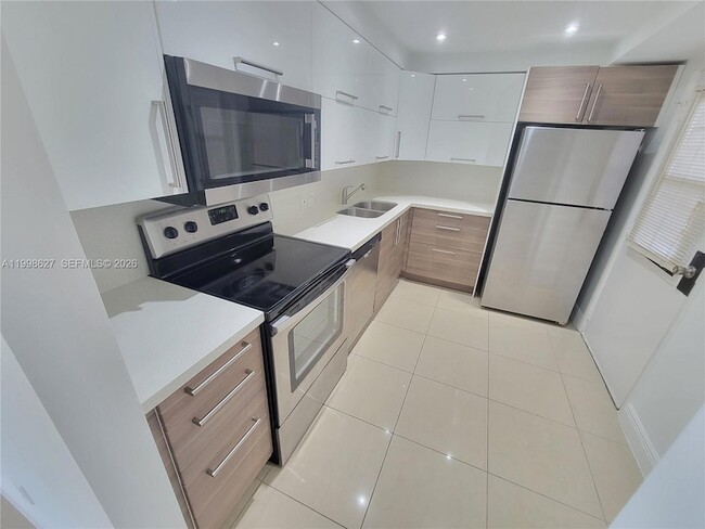 Building Photo - 3301 N Country Club Dr