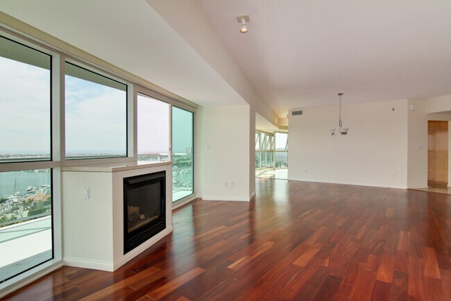 Building Photo - 13600 MARINA POINTE Dr