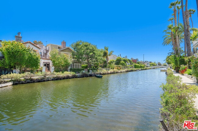 Building Photo - 431 Linnie Canal