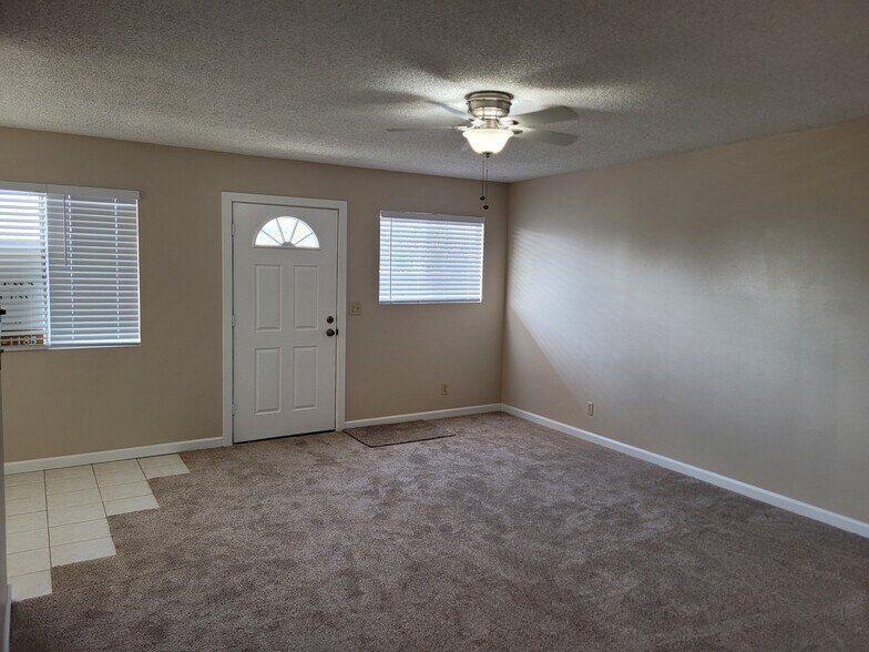 Living room - 1301 Hemlock Ave
