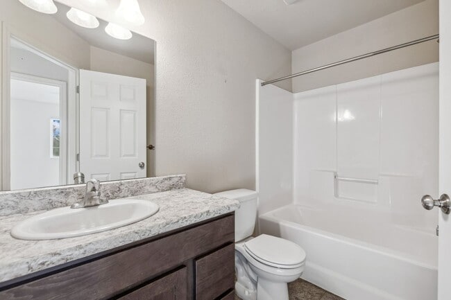 Building Photo - Adorable 3 bedroom. 2.5 bathTownhome in Columbia Falls