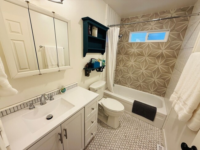 Building Photo - 1676 Bakersfield St