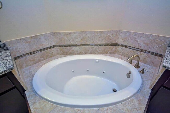 Building Photo - 15907 Court St