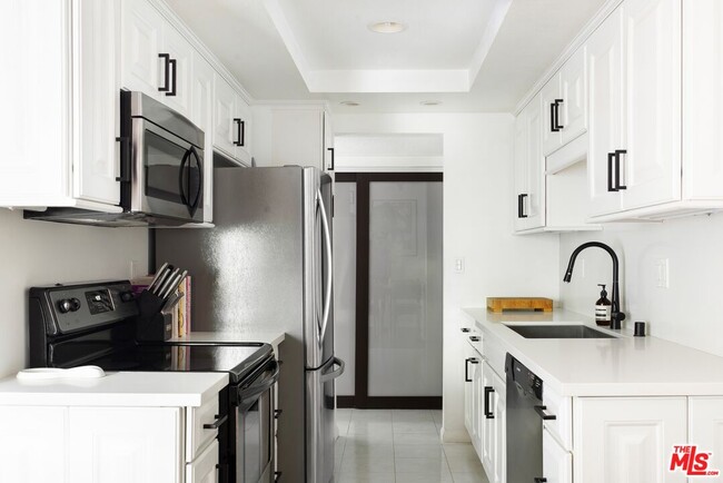 Building Photo - 1131 Alta Loma Rd