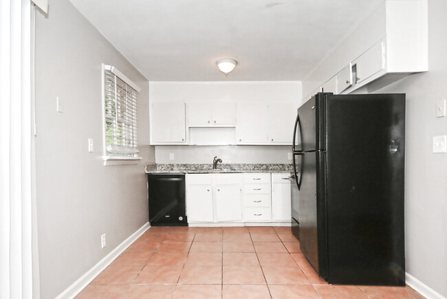 Building Photo - Spacious 4BR 2BA Home!